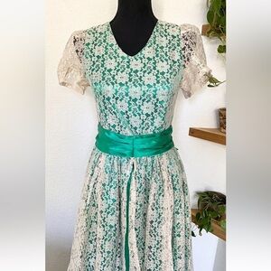 Vintage 50s Lace Puffed Sleeve Prom Floral Appliqué Satin Sash Bow Dress Gown